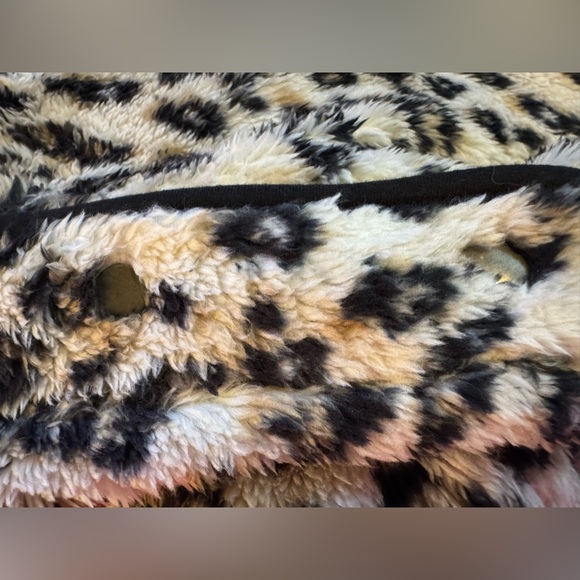 New with tags ladies size XXL Maurices animal print fuzzy pullover - Picture 12 of 15